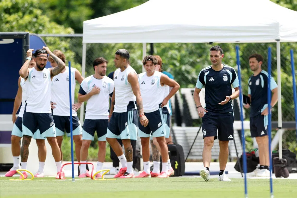 Soccer Football - FIFA World Cup 2026 - Argentina Training - Kennesaw State University, Kennesaw, Georgia, U.S. - July 6, 2026 Argentina coach Lionel Scaloni with his players during training REUTERS/Amanda Perobelli