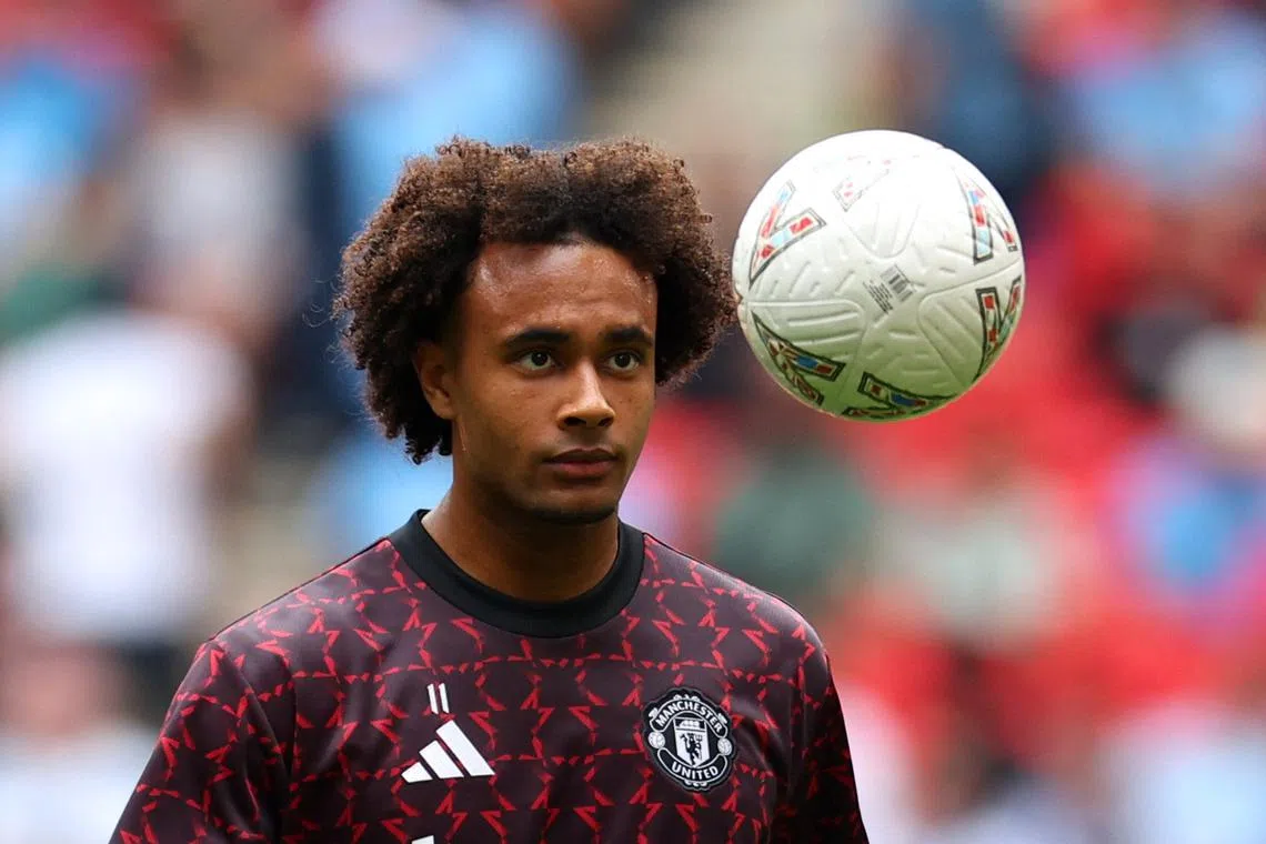 FILE PHOTO: Soccer Football - Community Shield - Manchester United v Manchester City - Wembley Stadium, London, Britain - August 10, 2024 Manchester United's Joshua Zirkzee during the warm up before the match REUTERS/Toby Melville/File Photo