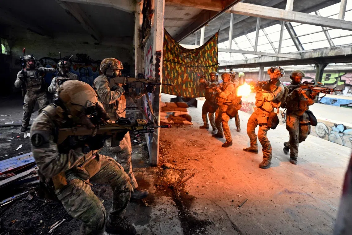 TOPSHOT - Soldiers take part in the Rupt'Hure joint military exercise involving French and Belgian troops in Plombieres, eastern Belgium, on September 17, 2026. (Photo by ERIC LALMAND / Belga / AFP) / Belgium OUT