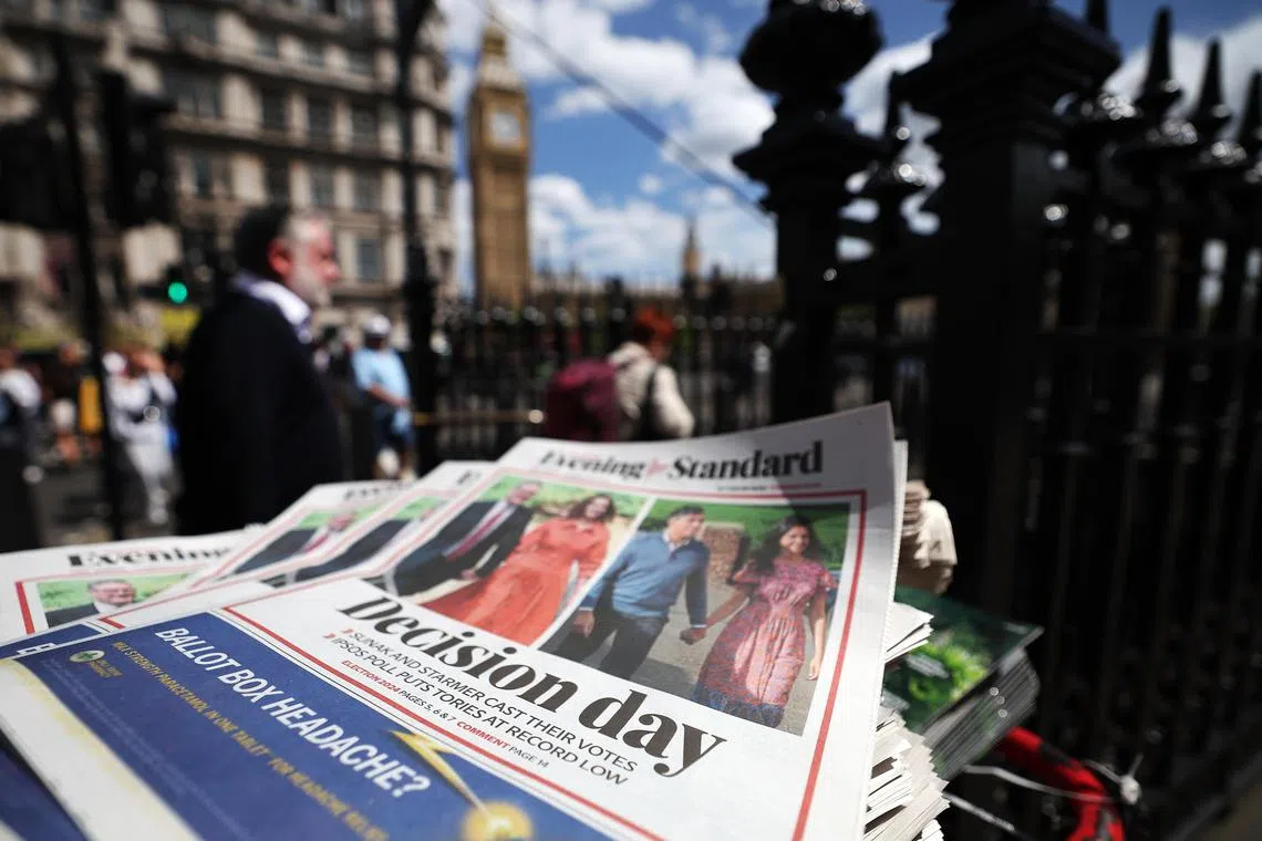 epaselect epa11457267 Pedestrians in Westminster walk past a news stand displaying the UK daily newspaper, The Evening Standard, on General Election day in London, Britain, 04 July 2024. Britons are heading to the polls to elect new members of Parliament following the call by Britain's Prime Minister Sunak for a snap election.  EPA-EFE/ANDY RAIN