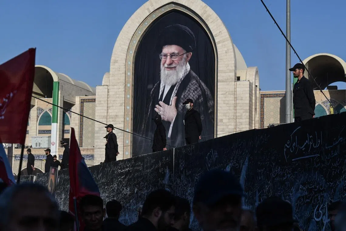 وطن نيوز – في الموقع الذي يرقد فيه الزعيم الإيراني المقتول، يرى البعض رمزا لإخفاقاته