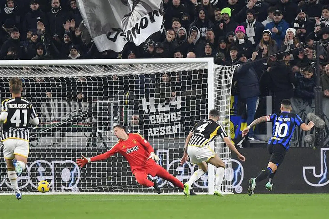 Soccer Football - Serie A - Juventus v Inter Milan - Allianz Stadium, Turin, Italy - November 26, 2023 Inter Milan's Lautaro Martinez scores their first goal past Juventus' Wojciech Szczesny REUTERS/Massimo Pinca