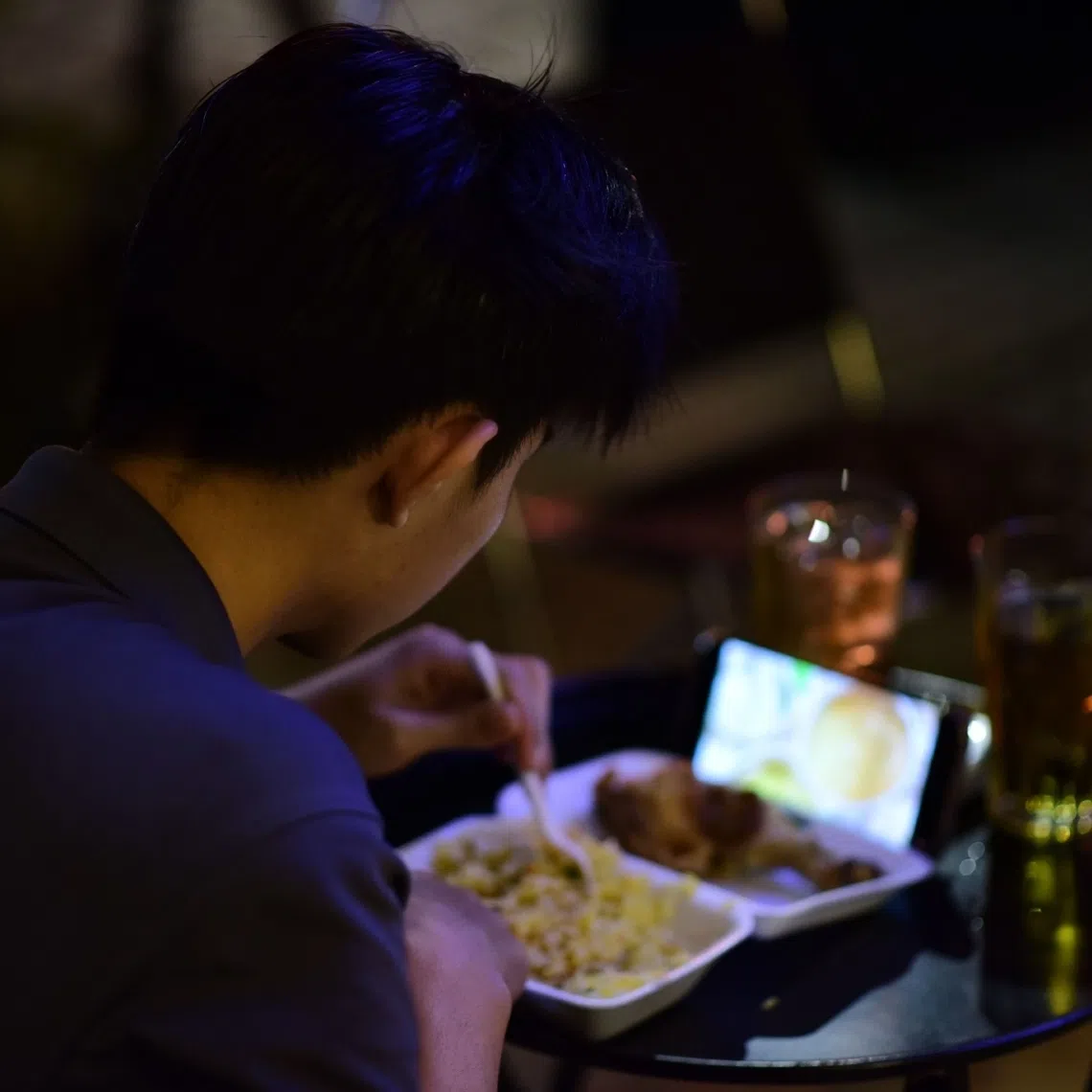 Smartphones may be contributing to an environment in which we are gradually learning to eat without really noticing that we are eating.