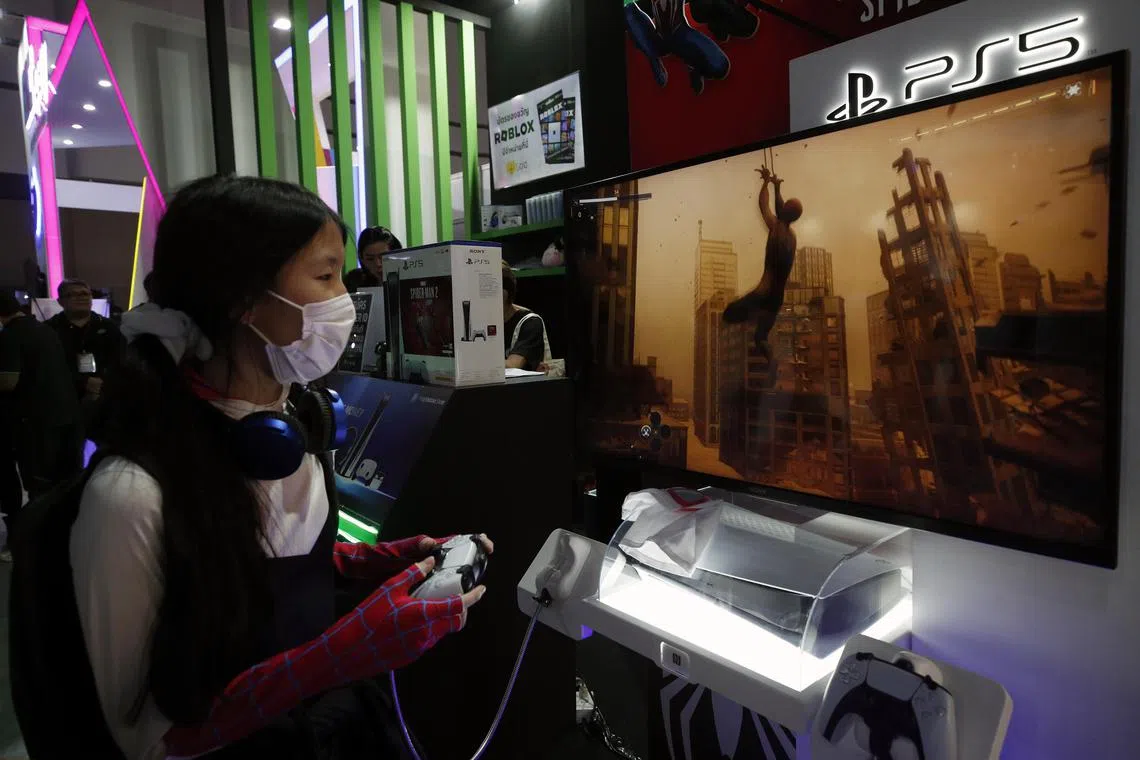 epa10928585 A gamer plays Marvel's Spider-Man 2 video game on a Sony PlayStation 5 game console at the Thailand Game Show 2023 in Bangkok, Thailand, 20 October 2023. The Thailand Game Show 2023 gaming event showcases a variety of video game titles and related merchandise to promote the gaming industry and expand the digital content market in Thailand. The event, from 20 to 22 October, aims to drive the country to be the hub of gaming business in Southeast Asia.  EPA-EFE/RUNGROJ YONGRIT