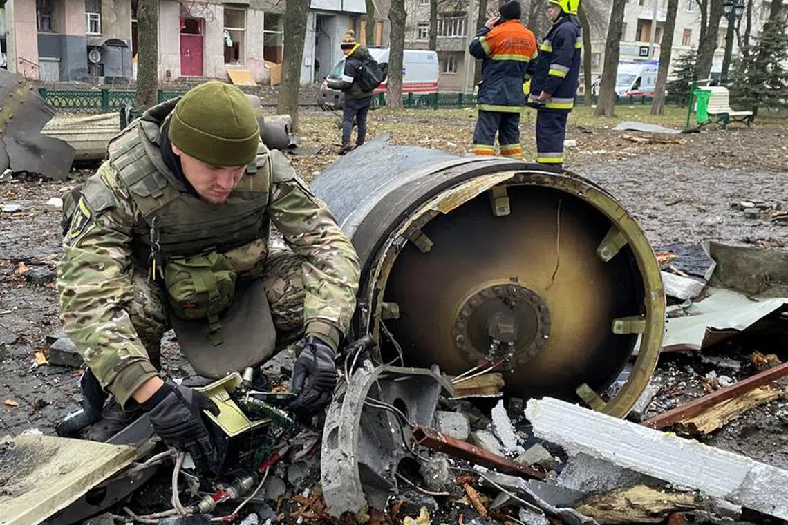 FILE PHOTO: A bomb squad member works next to a part of a Russian missile at the site where residential buildings were heavily damaged during a Russian missile attack, amid Russia's attack on Ukraine, in central Kharkiv, Ukraine January 2, 2024. REUTERS/Vitalii Hnidyi/File Photo