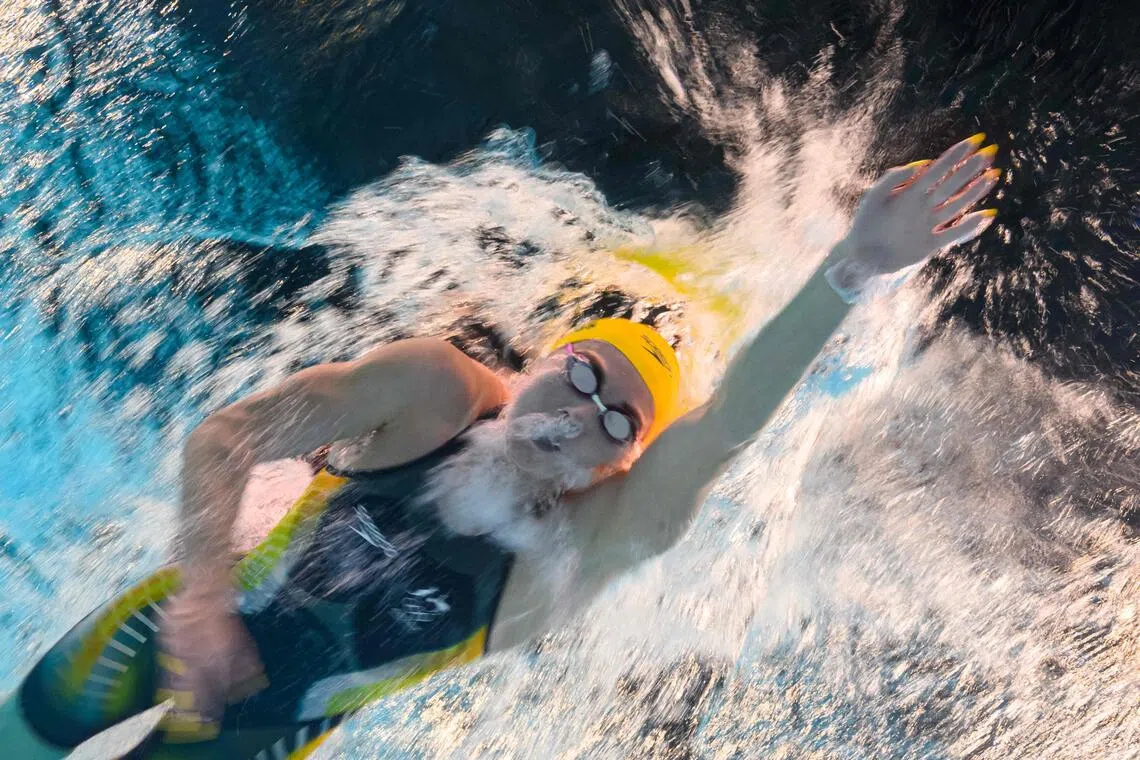 (FILES) An underwater view shows Australia's Ariarne Titmus competing in a heat of the women's 800m freestyle swimming event during the Paris 2024 Olympic Games at the Paris La Defense Arena in Nanterre, west of Paris, on August 2, 2024. Four-time Olympic gold medallist Ariarne Titmus announced her immediate retirement from swimming on October 16, 2025, calling it a "really tough" decision as she was lauded as "a living legend". (Photo by François-Xavier MARIT / AFP)