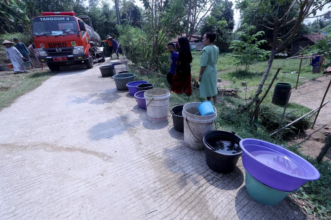 epa10782396 Residents line up to receive water as Indonesia Bogor's District Regional Disaster Management Agency (BPBD) members distribute clean water to the Weninggalih villagers in Bogor, West Java, Indonesia, 03 August 2023. According to the National Meteorological and Geophysical Agency (BMKG) report, 63 percent of Indonesia's territory has been affected by extreme dry weather due to the El Nino.  EPA-EFE/BAGUS INDAHONO