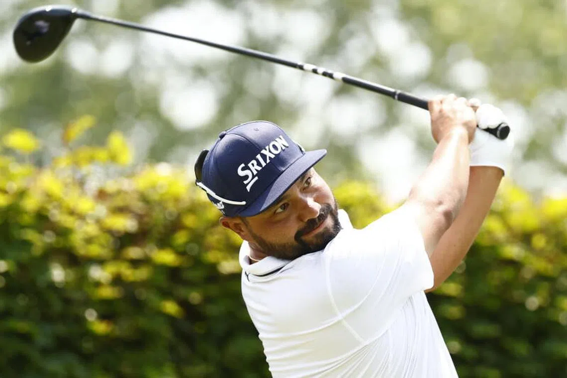 epa12172109 J.J. Spaun of the US tees off from the 9th hole during the first round of the 2025 US Open golf tournament at the Oakmont Country Club in Oakmont, Pennsylvania, USA, 12 June 2025. EPA-EFE/JARED WICKERHAM