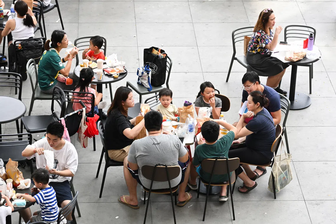 Hara hachi bu’s focus on mindful eating helps avoid the trap of overeating while using digital devises. .