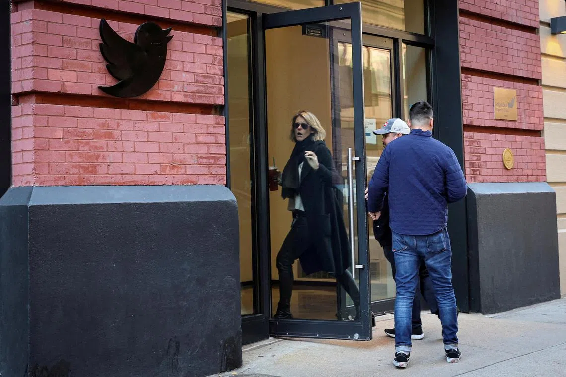 FILE PHOTO: Twitter employees are seen entering the offices in New York City, U.S., November 9, 2022. REUTERS/Brendan McDermid/File Photo