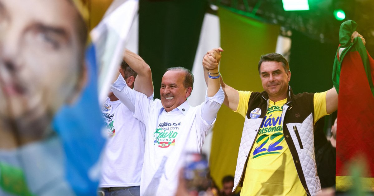 Flavio Bolsonaro slightly leads Lula in Brazil runoff, Quaest poll shows