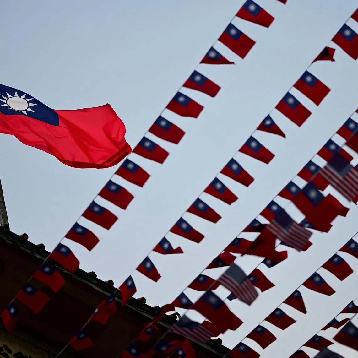 U.S. and Taiwanese flags are seen in San Francisco, California, January 28, 2026. REUTERS/Stephen Nellis