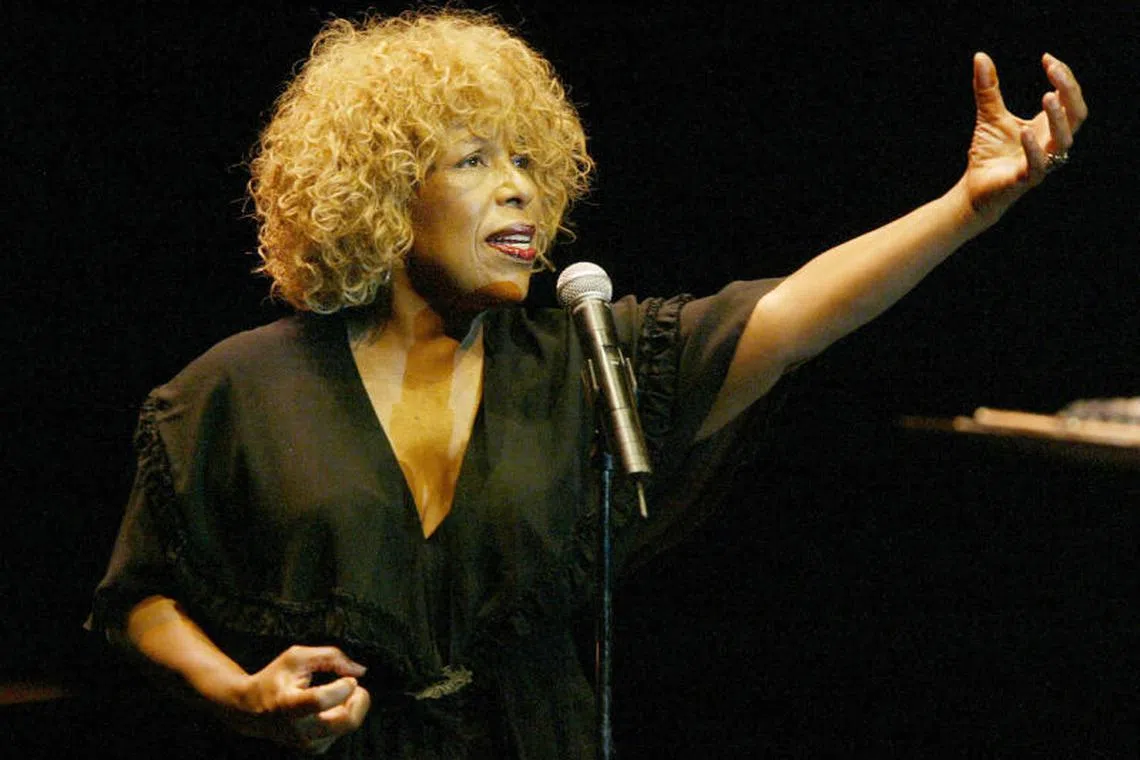 FILES) US singer Roberta Flack performs at the 40th Jazzaldia festival in the Spanish northern Basque city of San Sebastian on July 23, 2005. Roberta Flack, the Grammy-winning singer behind the classic "Killing Me Softly With His Song," died on February 24, 2025, her publicist said in a statement, without citing a cause. She was 88 years old. The influential pop and R&B star was one of the most recognizable voices of the 1970s, but in recent years she lost her ability to sing to ALS, known as Lou Gehrig's disease, which she was diagnosed with in 2022. (Photo by Rafa RIVAS / AFP)