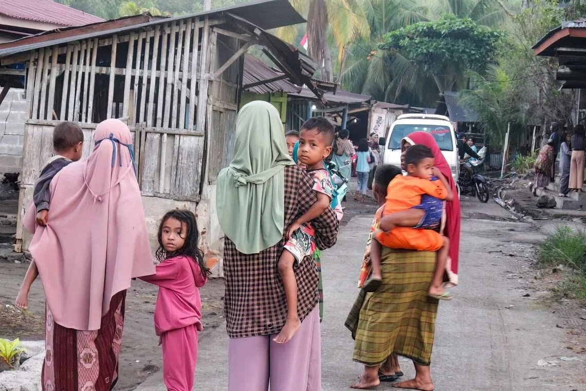 Villagers flee their homes to seek safety following a earthquake in Talibura Village, Sikka, East Nusa Tenggara on Aug 15.