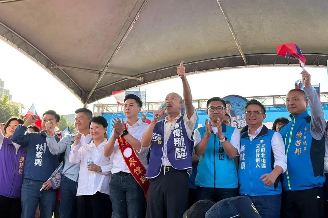 wyyhan01 - Han Kuo-yu on the campaign trail rallying support for Kuomintang legislative candidates. 



Credit: Han Kuo-yu/Facebook