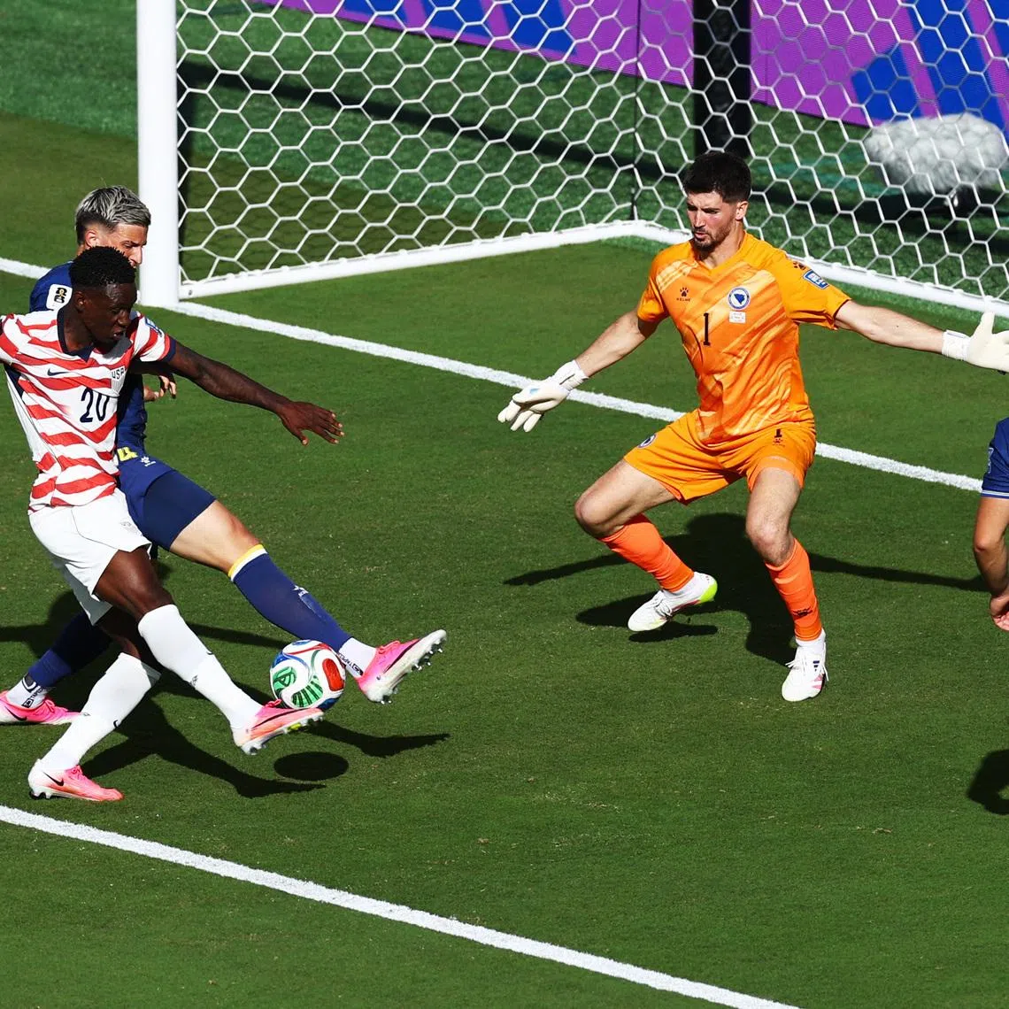 Soccer Football - FIFA World Cup 2026 - Round of 32 - United States v Bosnia and Herzegovina - San Francisco Bay Area Stadium, Santa Clara, California, U.S. - July 1, 2026 Folarin Balogun of the U.S. shoots at goal and hits the crossbar REUTERS/Pedro Nunes