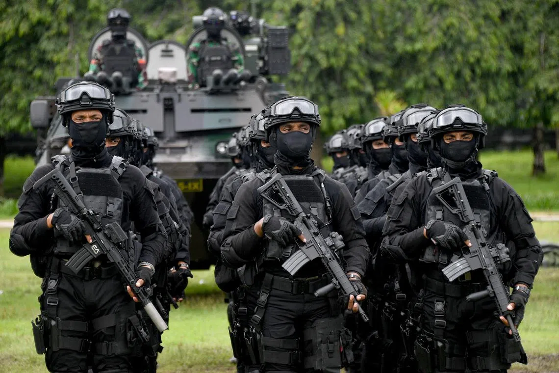 Indonesian soldiers takes part in a security drill in preparation for the G20 Summit, in Denpasar on Indonesia's resort island of Bali on October 26, 2022. (Photo by SONNY TUMBELAKA / AFP)
