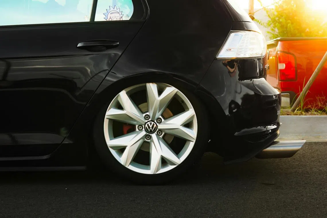 Rhythmic humming: The bearing connects the wheels to the car's axle and can become noisy when it is worn.