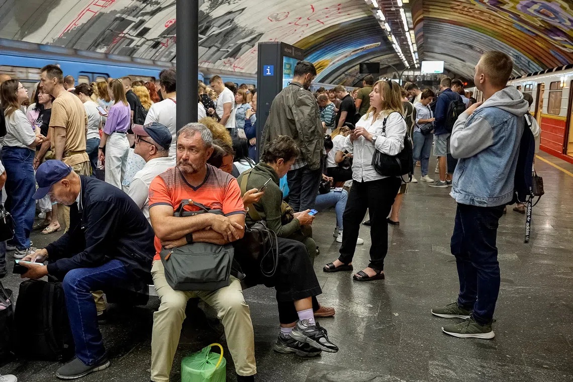 People wait for the end of the air raid alert and resumption of metro train service during a Russian drone attack, amid Russia's attack on Ukraine, at an overcrowded metro station in Kyiv, Ukraine August 31, 2026. REUTERS/Anna Voitenko