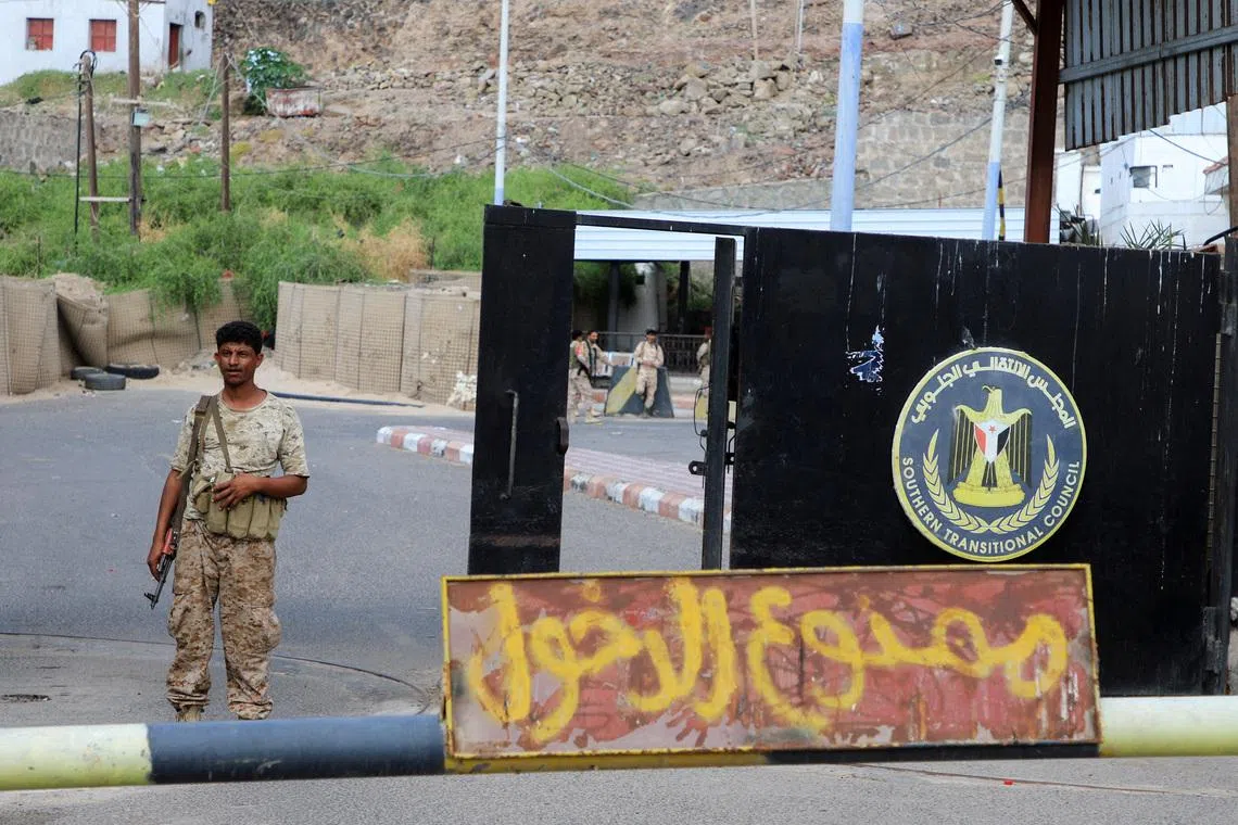 FILE PHOTO: A soldier stands guard outside the headquarters of the Southern Transitional Council in Aden, Yemen January 8, 2026. REUTERS/Fawaz Salman/File Photo