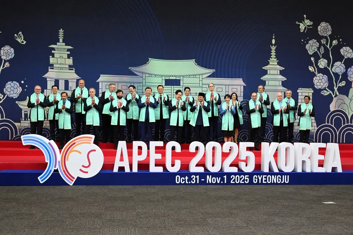 Apec leaders at a family photo session in Gyeongju, South Korea, on Nov 1.