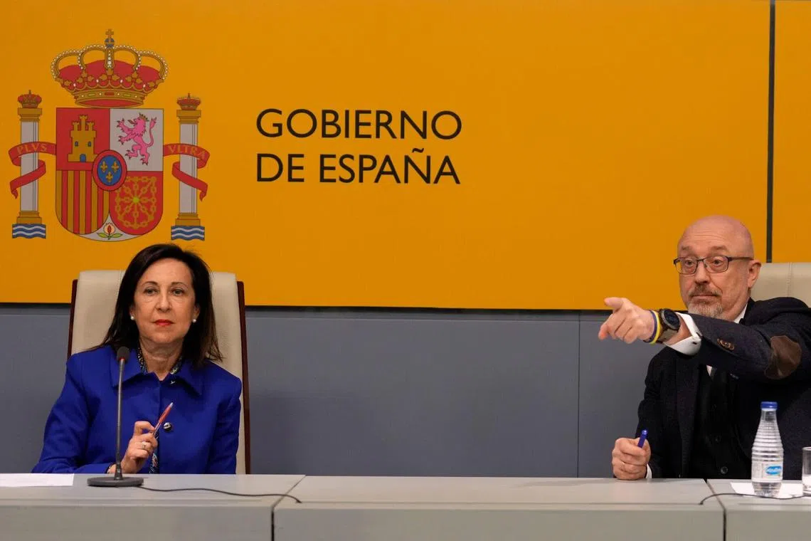 Defence Ministers Margarita Robles (left) and Oleksiy Reznikov answer media questions in Madrid.