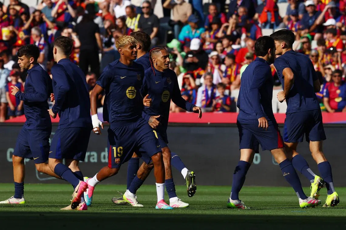 FILE PHOTO: Soccer Football - LaLiga - FC Barcelona v Villarreal - Estadi Olimpic Lluis Companys, Barcelona, Spain - May 18, 2025 FC Barcelona's Raphinha and FC Barcelona's Lamine Yamal during the warm up before the match REUTERS/Albert Gea/File Photo