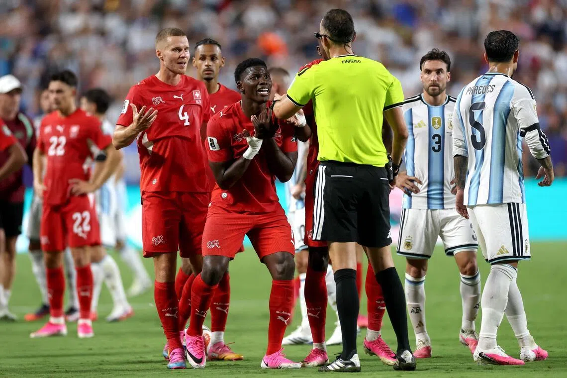 KANSAS CITY, MISSOURI - JULY 11: Breel Embolo #7 of Switzerland argues with referee Joao Pinheiro following his second yellow card and subsequent red card during the FIFA World Cup 2026 Quarter Final match between Argentina and Switzerland at Kansas City Stadium on July 11, 2026 in Kansas City, Missouri.   Lars Baron/Getty Images/AFP (Photo by Lars Baron / GETTY IMAGES NORTH AMERICA / Getty Images via AFP)