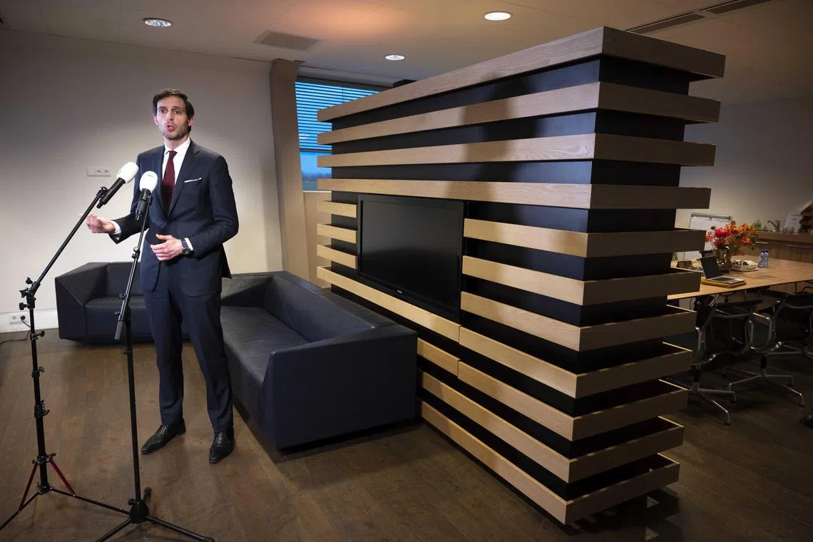 Foreign Minister Wopke Hoekstra announces that Russia must close the doors of its trade office in Amsterdam and a number of Russian diplomats must leave the Netherlands.