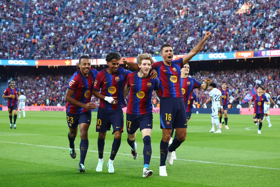 Soccer Football - LaLiga - FC Barcelona v Getafe - Spotify Camp Nou, Barcelona, Spain - October 10, 2026 FC Barcelona's Anthony Gordon celebrates scoring their first goal with Rodri and Lamine Yamal and Jules Kounde REUTERS/Albert Gea