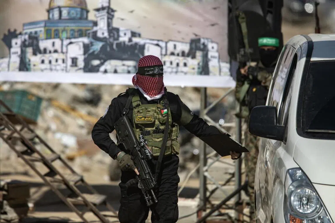 Caption:
epa11897521 A fighter from Hamas's Izz ad-Din al-Qassam Brigade attends a ceremony to hand over three Israeli hostages to the Red Cross team, in Khan Yunis, southern Gaza Strip, 15 February 2025. Hamas said it would release Alexander Troufanov, Yair Horn and Sagui Dekel-Chen, who were taken from Kibbutz Nir Oz during the 07 October 2023 attack. Israel and Hamas implemented the first phase of a hostage release and ceasefire deal on 19 January 2025. EPA-EFE/HAITHAM IMAD