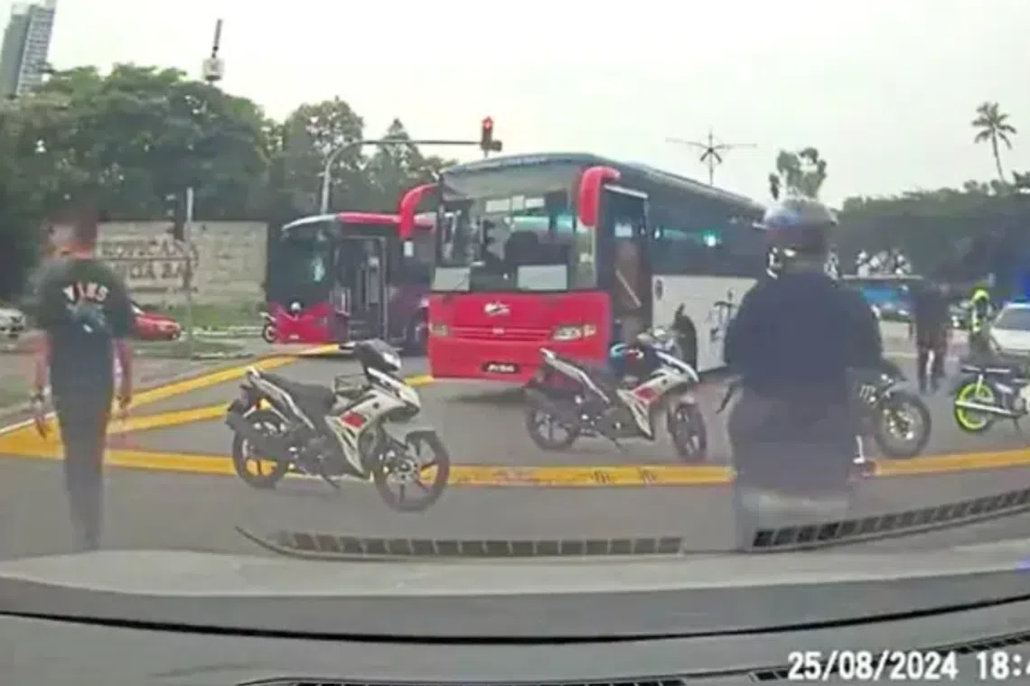 A viral dashcam video captured the intense scene: plainclothes policemen on motorcycles can be seen intercepting Mat Rempit, the local nickname for illegal motorcycle racers, at a traffic light in Jalan Skudai near Danga Bay.