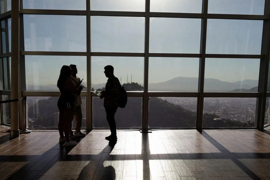 FILE PHOTO: People stand near windows during a heat wave, in Santiago, Chile January 31, 2024. REUTERS/ Sofia Yanjari/File Photo