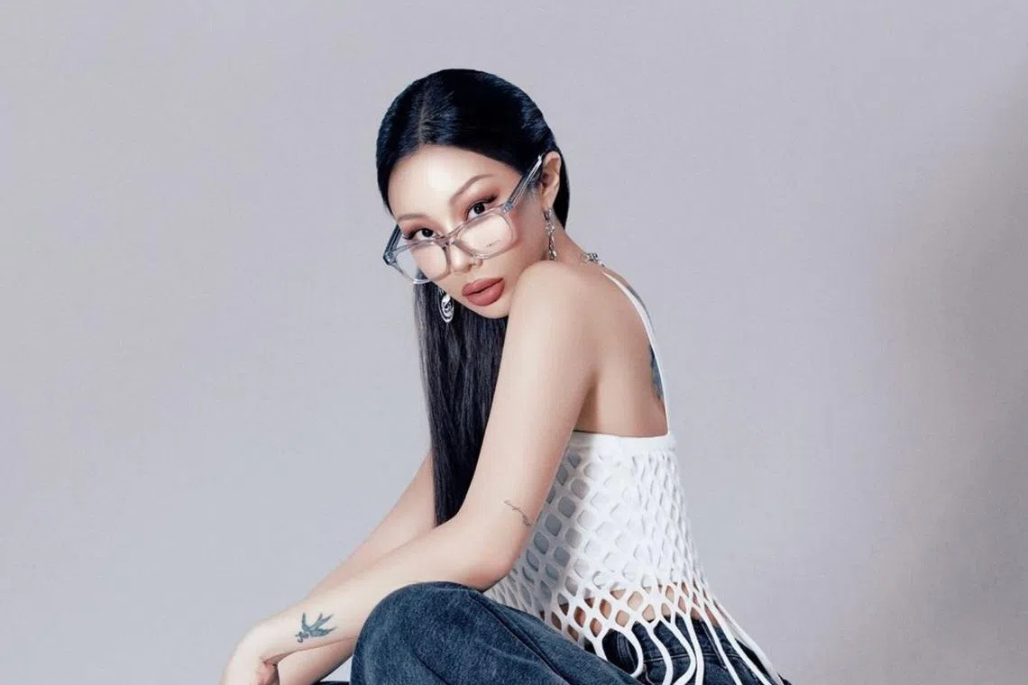 K-pop star Jessi has been criticised for not doing enough to help a teenage fan who was assaulted in front of her.