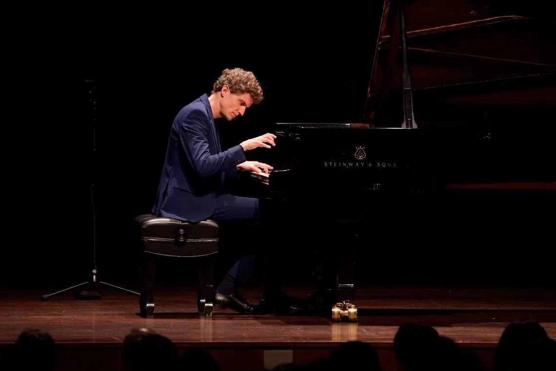 Hungarian pianist Zoltan Fejervari’s Singapore debut saw him playing a Romantic repertoire. 