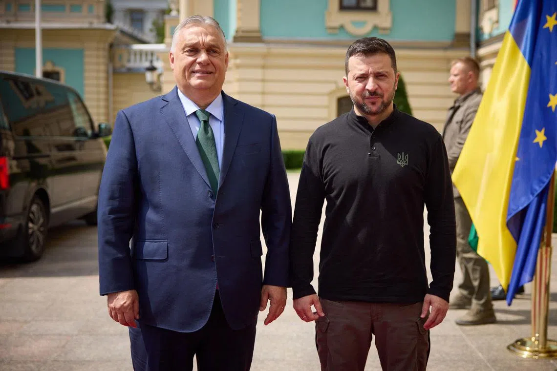 Ukrainian President Volodymyr Zelensky (right) welcoming Hungarian Prime Minister Viktor Orban to Kyiv.