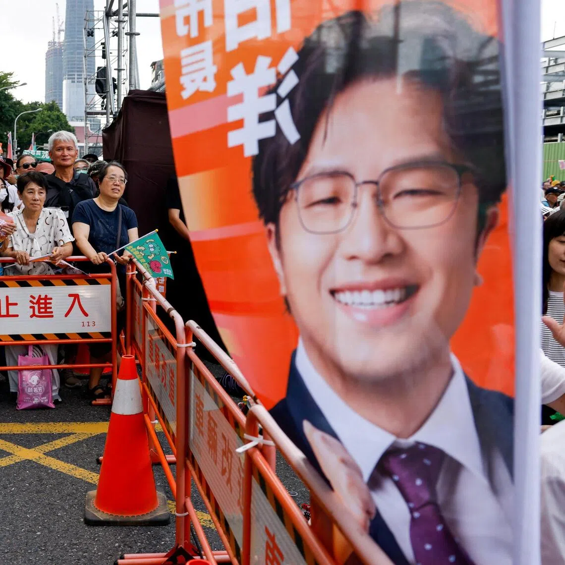 Supporters crowd the opening of Democratic Progressive Party Taipei mayoral candidate Puma Shen’s campaign headquarters in Taipei on Oct 4.