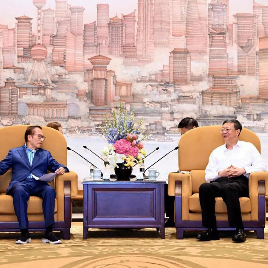 Hong Leong Group executive chairman Kwek Leng Beng (left) meets Shanghai Party Secretary Chen Jining in Shanghai.
