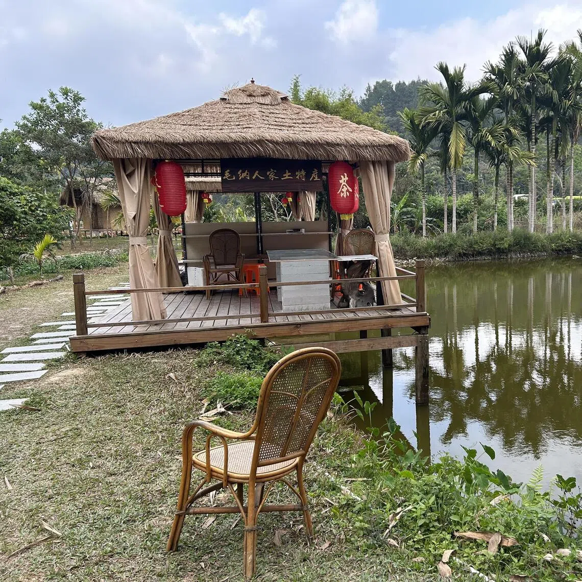 Significant numbers of unemployed migrant workers are returning to their home towns and remaining there.