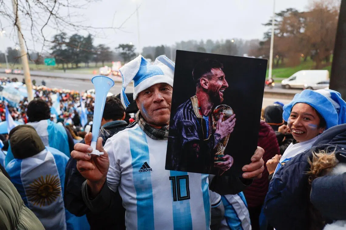 epa13123938 A person holds up a picture of Lionel Messi as fans welcome the national team following its return from the FIFA World Cup 2026 in Ezeiza, Buenos Aires province, Argentina, 20 July 2026. Argentina lost 1-0 to Spain in the final on 19 July.  EPA/JUAN IGNACIO RONCORONI