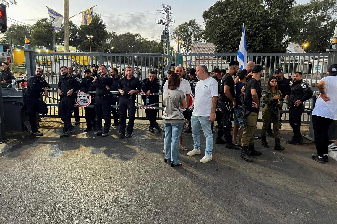 FILE PHOTO: Israeli police, soldiers and protesters gather at a military base, after Israeli military police opened an investigation into the suspected abuse of a Palestinian detainee, in Netanya, Israel July 29, 2024. REUTERS/Rami Amichay/File Photo