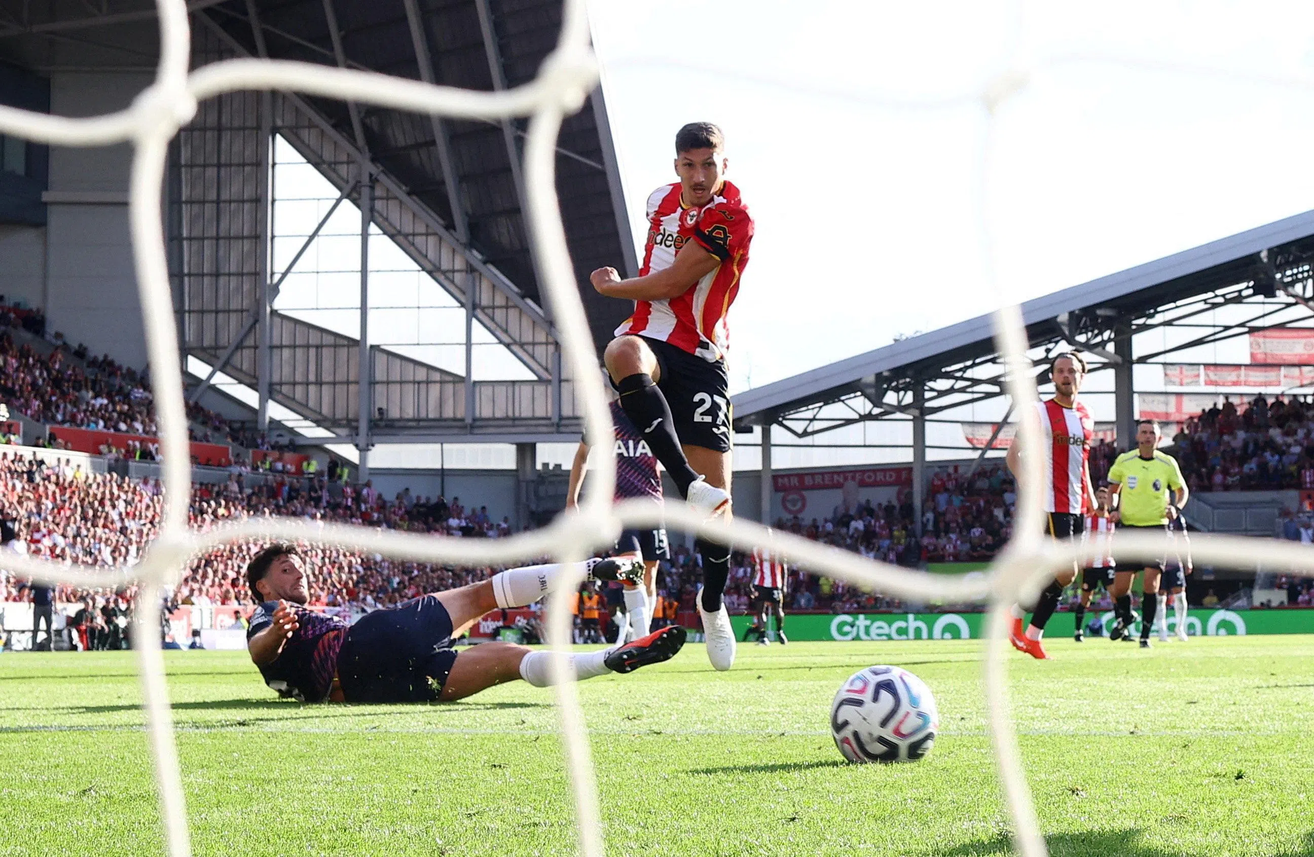Vitaly Janelt scores Brentford’s second goal.
