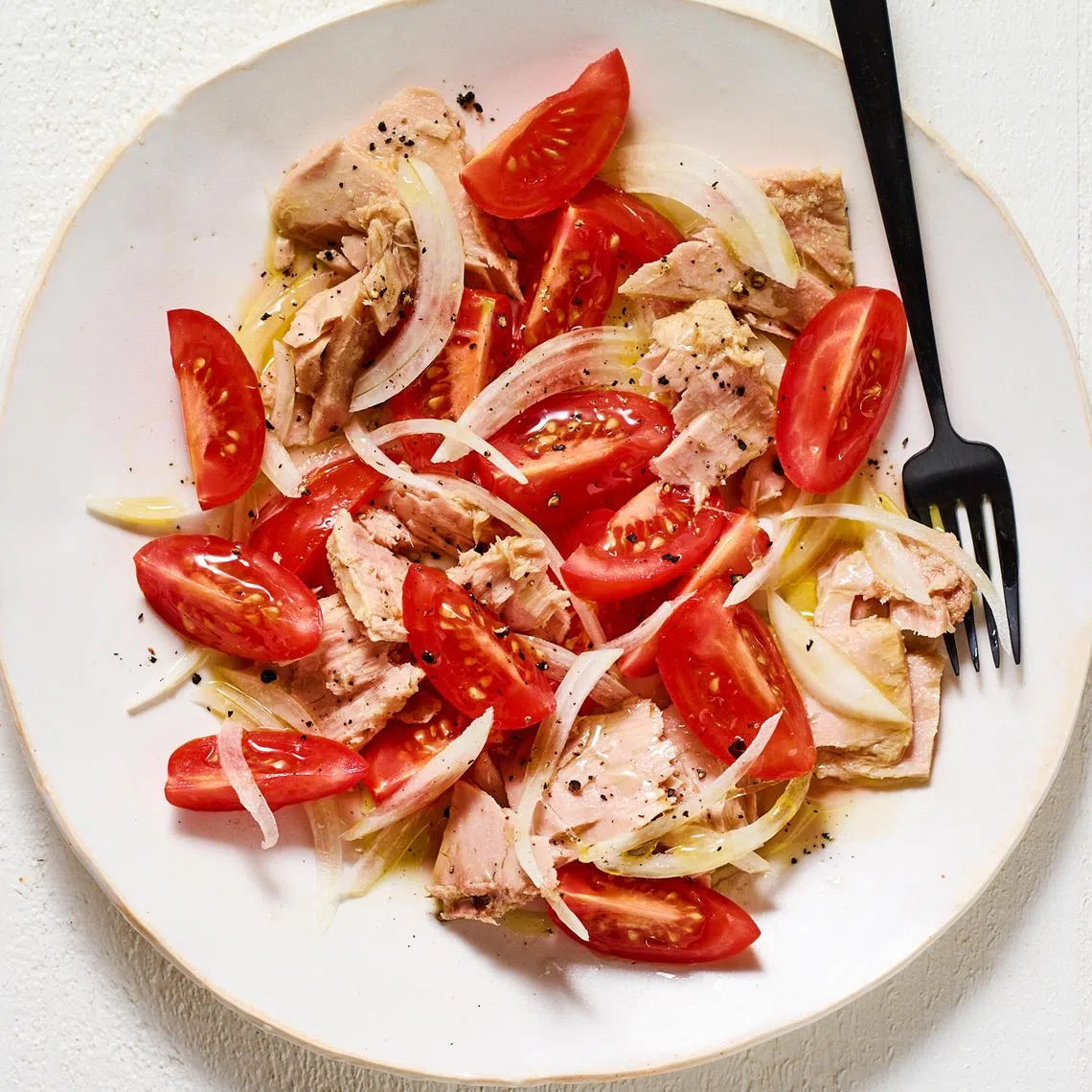 Tuna and tomato salad. Raw onion provides necessary crunch to an easily assembled salad of tuna, tomatoes, onion, vinegar and oil. Food styled by Carrie Purcell. (Andrew Purcell/The New York Times)