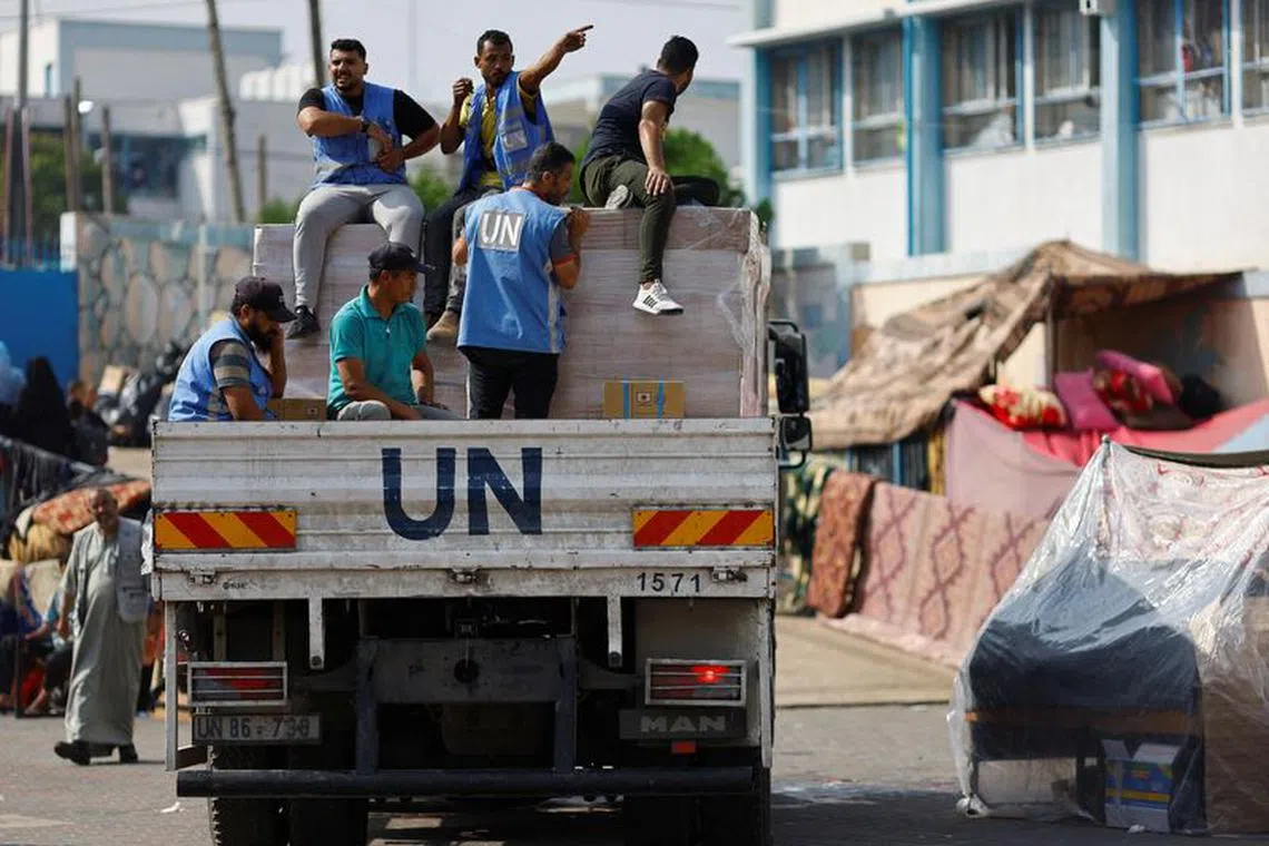 United Nations workers arrive to distribute aid to Palestinians, who have fled their homes due to Israeli strikes and take shelter in a UN-run school, in Khan Younis in the southern Gaza Strip October 23, 2023.  REUTERS/Mohammed Salem/File Photo