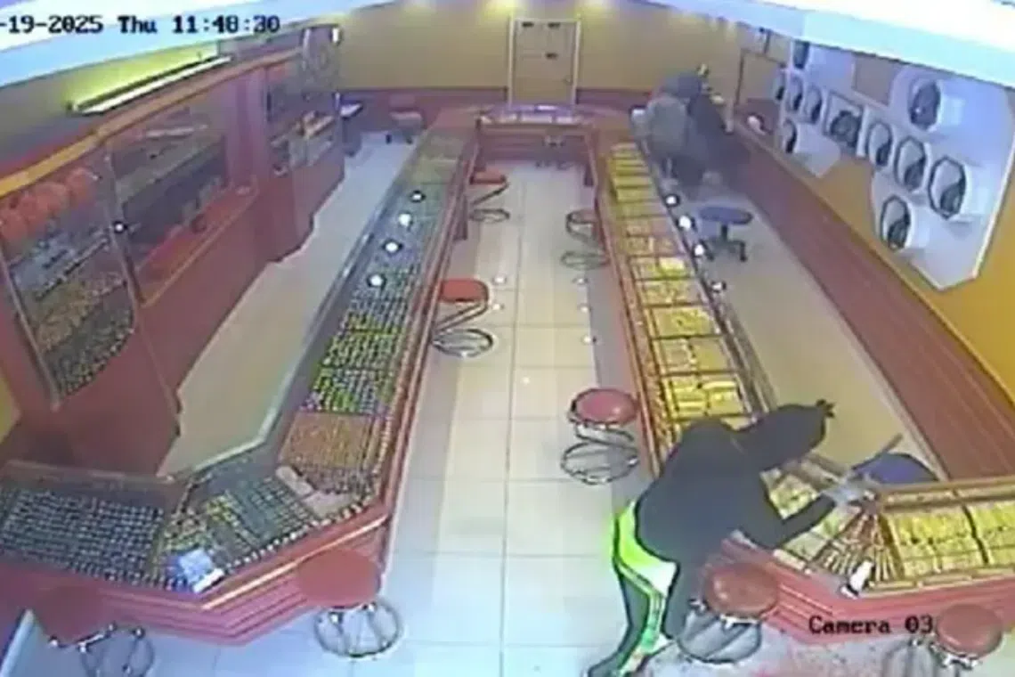 Langkawi police chief Shariman Ashari said the suspect, wearing a face mask, entered the premises and hurled chilli powder at one of the goldsmith employees.