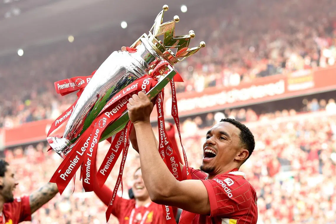 EPA12134852 Le joueur de Liverpool Trent Alexander-Arnold soulève le trophée de Premier League après le match anglais de Premier League entre Liverpool et Crystal Palace à Liverpool, Grande-Bretagne, le 25 mai 2025. Utilisation éditoriale EPA-EFE / Peter Powell. Aucune utilisation avec des listes audio, vidéo, données, de luminaires non autorisées, Logos Club / Ligue, services «en direct» ou NFTS. Utilisation en ligne en ligne limitée à 120 images, pas d'émulation vidéo. Aucune utilisation dans les paris, les jeux ou les publications club / ligue / joueur.