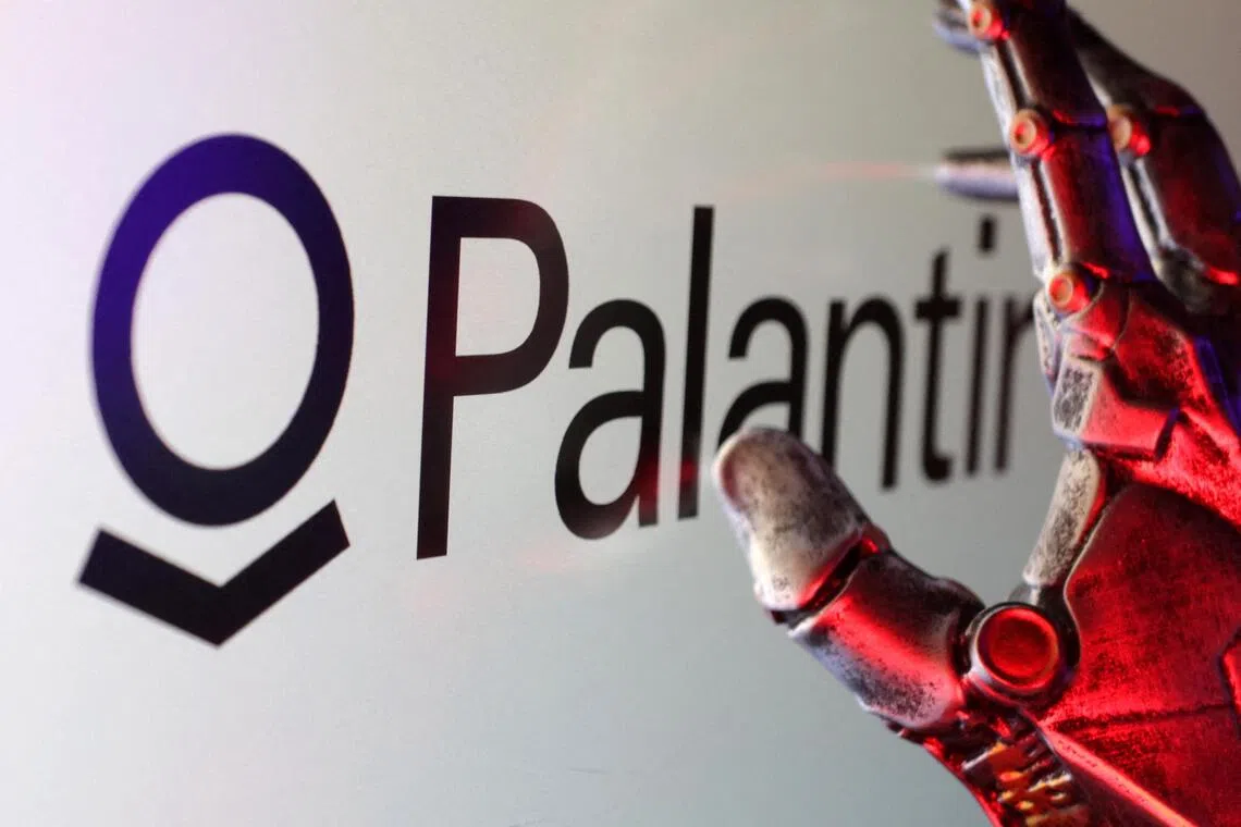 British politicians are urging the prime minister to implement a break clause in a contract between Palantir, an American analytics firm, and the National Health Service.