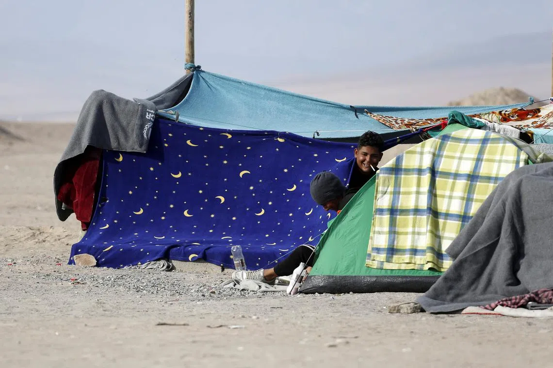 Undocumented migrants spend time in makeshift tents while remaining stuck in Chile, after Peru refused to open its borders to migrants, in Chacalluta area, Arica, Chile May 10, 2023. REUTERS/Alexander Infante NO RESALES. NO ARCHIVES
