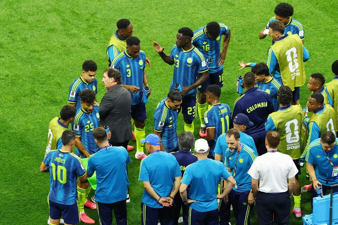 Soccer Football - FIFA World Cup 2026 - Group K - Uzbekistan v Colombia - Estadio Azteca, Mexico City, Mexico - June 17, 2026 Colombia coach Nestor Lorenzo gives instructions to his players during a hydration break REUTERS/Henry Romero