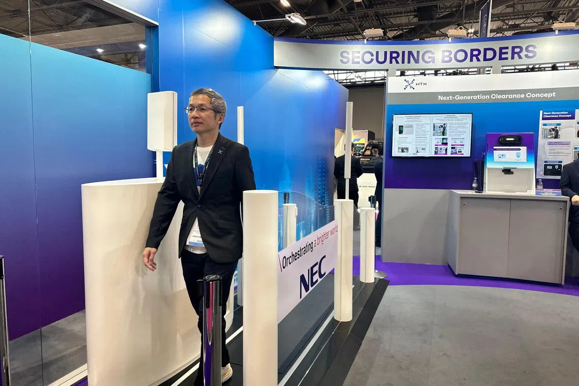 The barrier-free gantry developed as part of the New-Generation Clearance Concept can clear travellers through immigration without them having to stop.